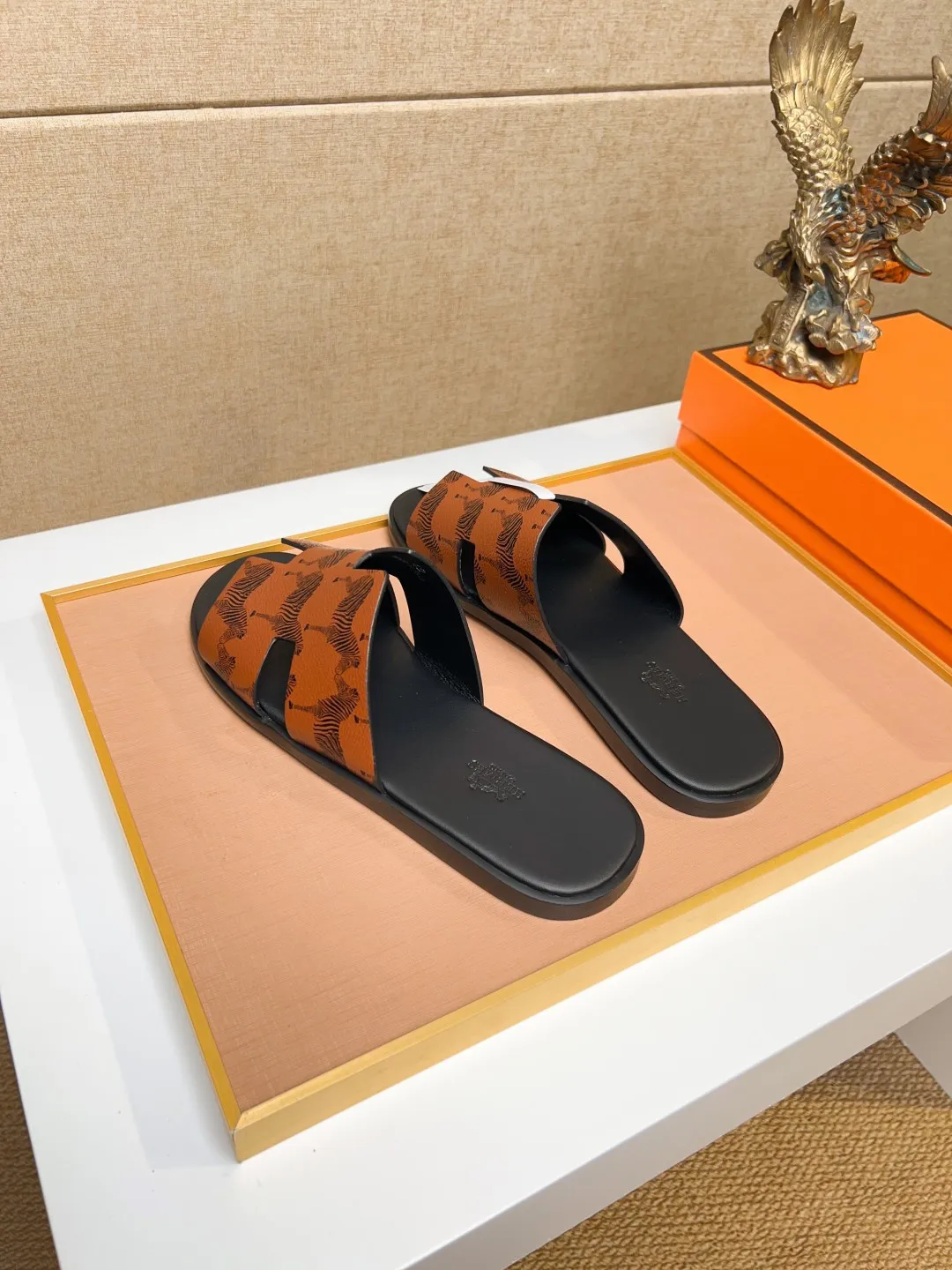 Men's clothing and shoes 💰280 💅💅💅 new arrival. Hermes Hermes official website latest counter synchronized new oran color leather H slippers, the original Paris version flew back to the original model and opened the mold to make it perfectly🍌The highest quality Sincerity, you can enter and leave the counter at will [Deyi] The upper is made of original customized  colored palm prints, crocodile print, ostrich print, colored cow leather, colored cow suede, 🤔 horse hair, 🥳 colored diamonds, 🥰 3D printing, and other genuine leather slippers, imported cow pattern foot pad lining, Italian  latest original genuine leather combination outsole Code number: 38-48 (customized at 46.47.48) Can be made into picture combination sole with genuine leather pattern and ordinary molded outsole